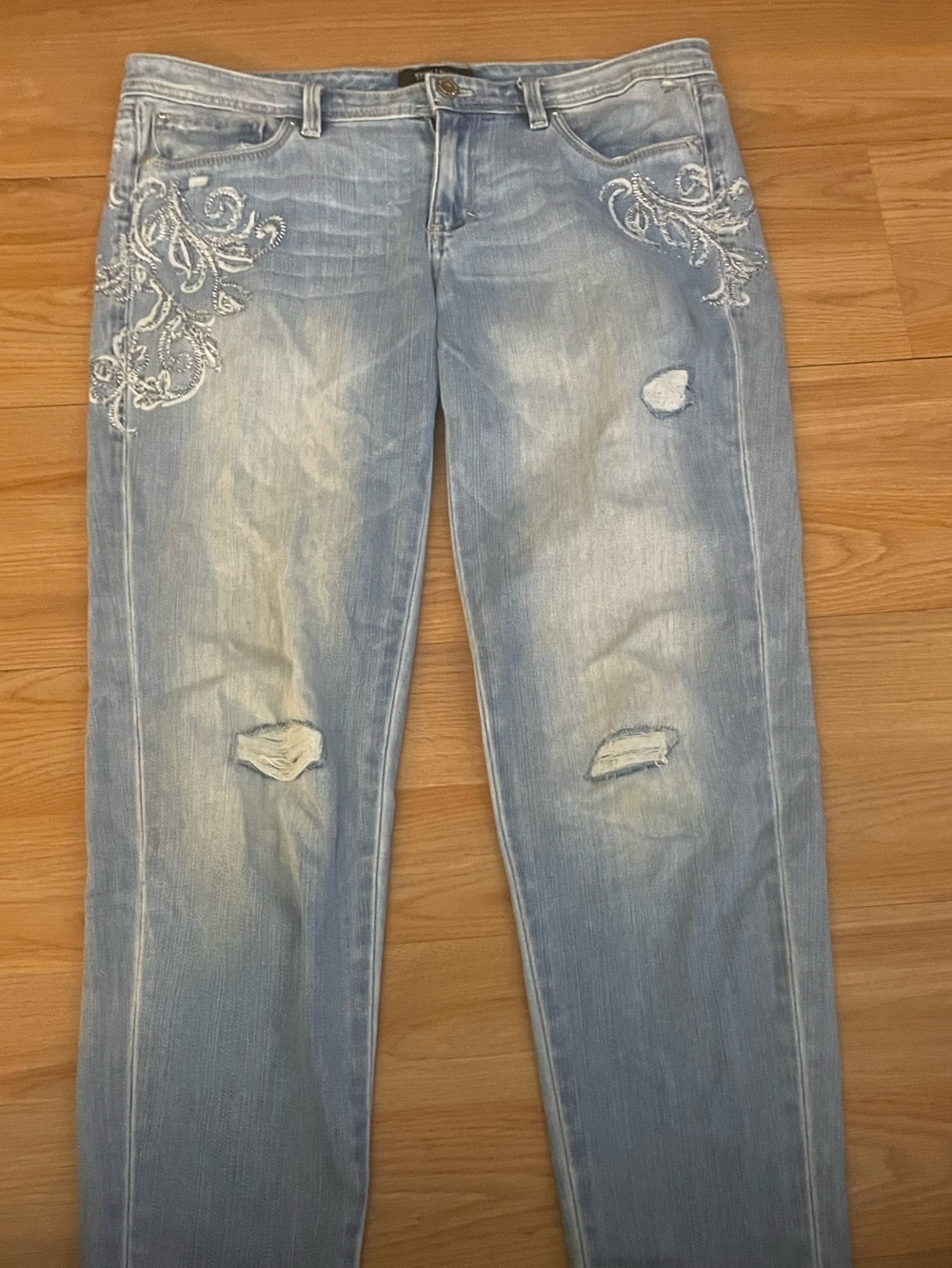 Whitehouse Black Market Girlfriend Blue Jeans Light Wash Floral EmbroiderySize 8